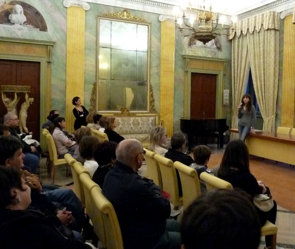 Laura Sabrina Pelissetti accoglie il pubblico e introduce la visita