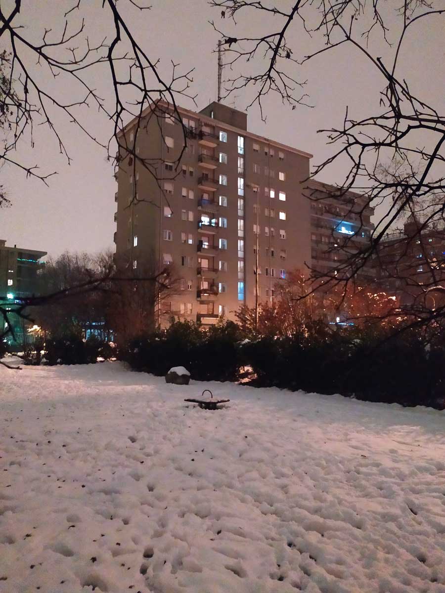 Tra la neve caduta sul parco degli Alpini d’Italia spunta la città. Foto di Davide Castelnovo
