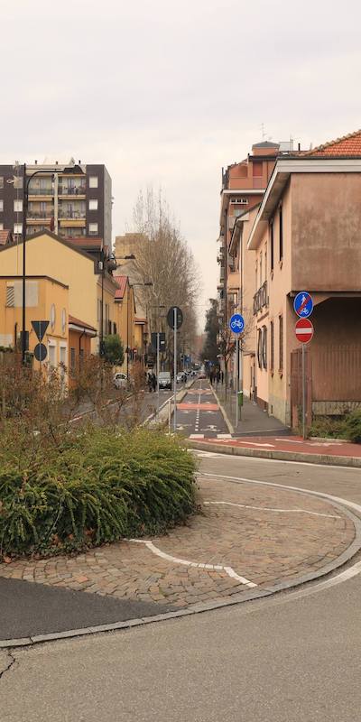 La lunga Via XXV Aprile. Foto di Renato Ferri