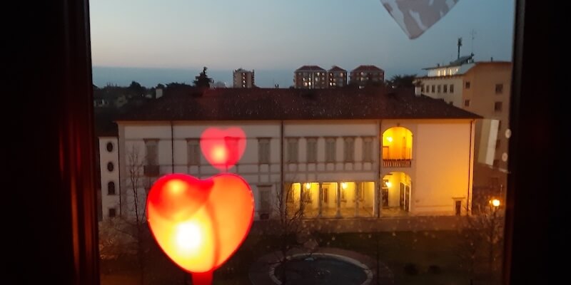 Luci della sera. Da dietro la finestra della cameretta, reggendo un cuoricino luminoso da remoto concerto, resto incantata dalla Villa Casati illuminata e avvolta nel silenzio. Foto di Silvia Vallati