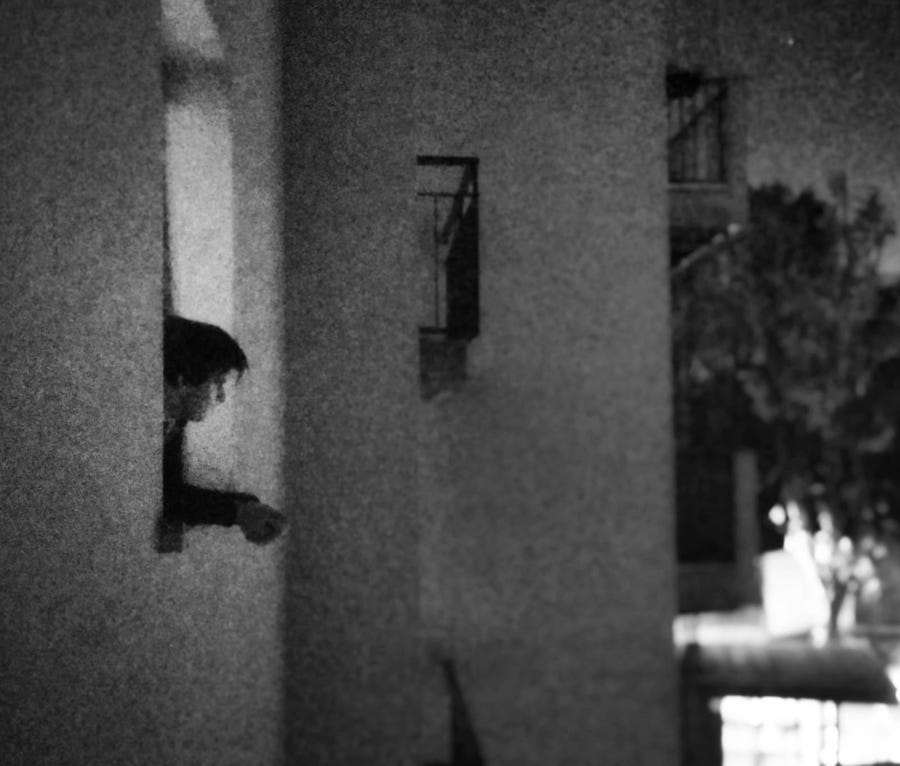 Muscoli intercostali. Tra le pieghe di caseggiati a difesa e protezione della vita che pulsa e guarda avanti. Foto di Clara Liverani