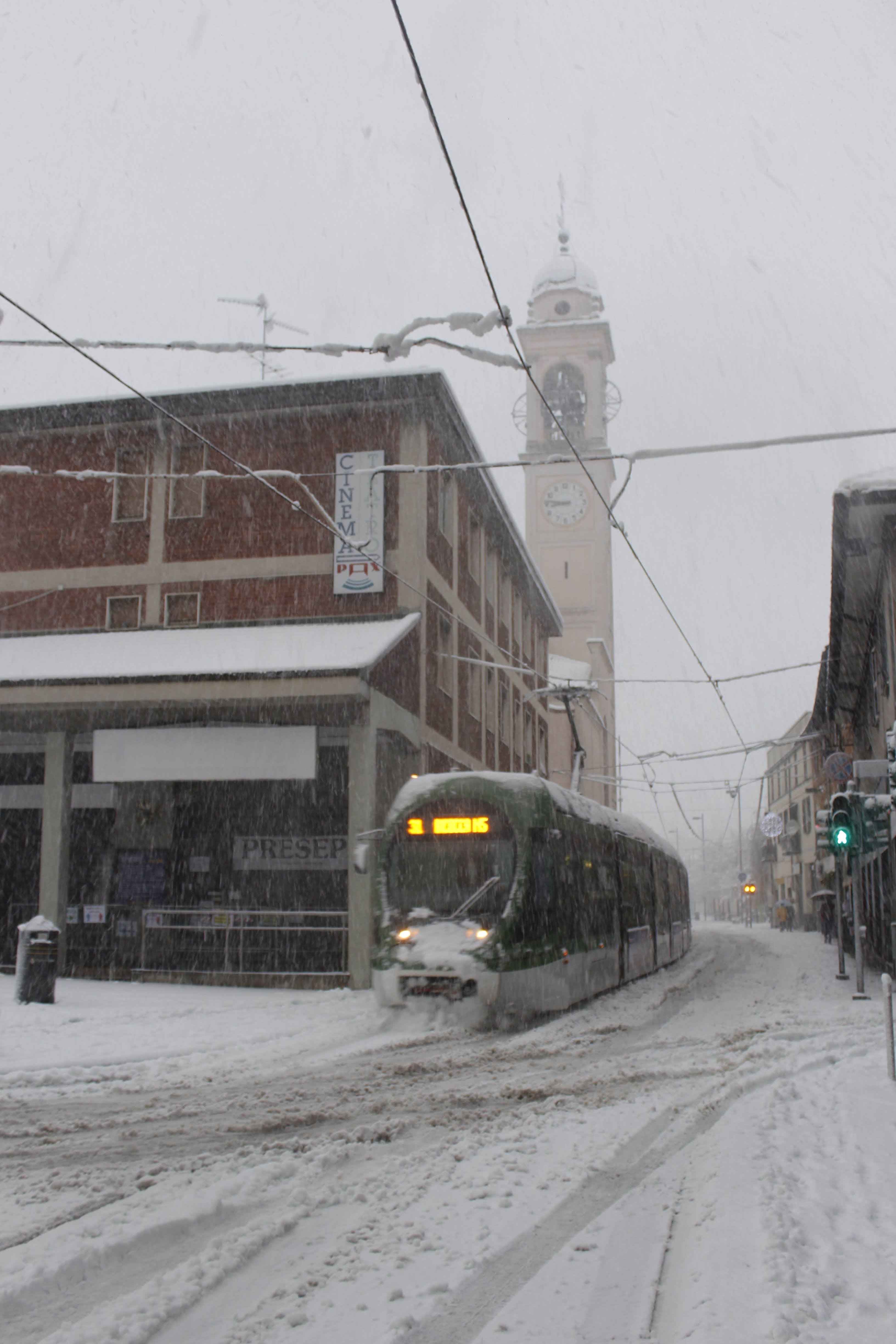 Tram sotto la neve. Foto di Davide Castelnovo