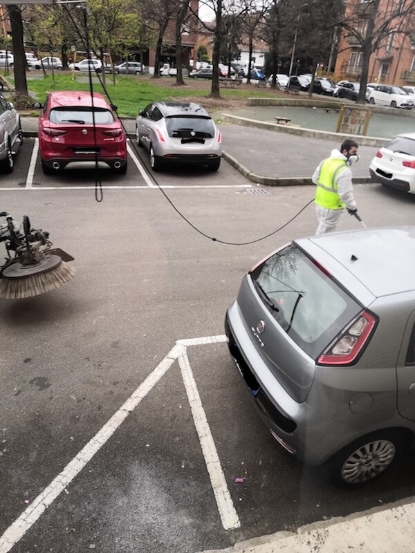 Pulizia strade. Fortunatamente, gli operatori ecologici continuano il loro lavoro per cercare di rendere la nostra città sempre migliore. Foto di Marco Bellelli