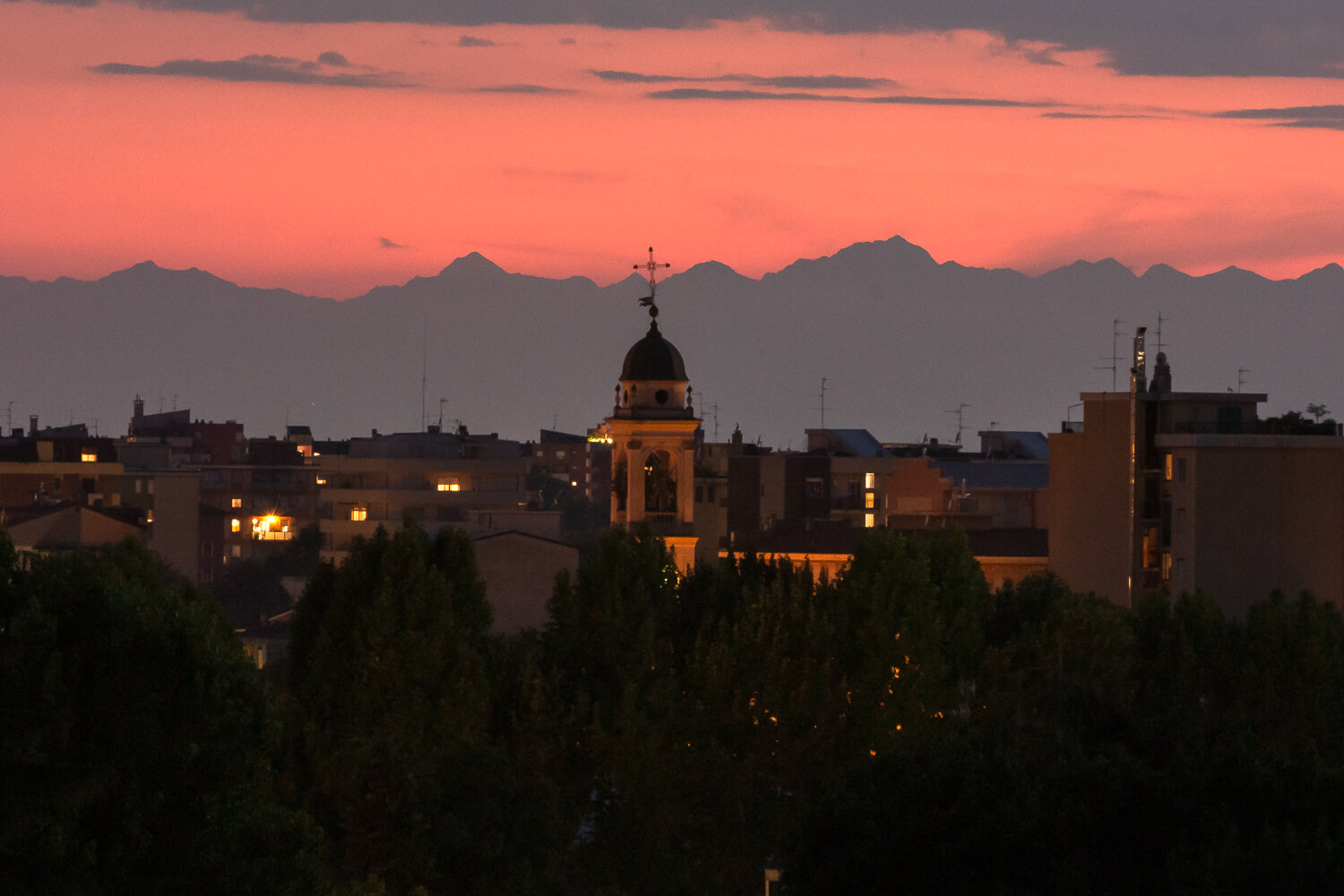 Campanile di S. Ambrogio al tramonto. Foto di Simone Nuvoli