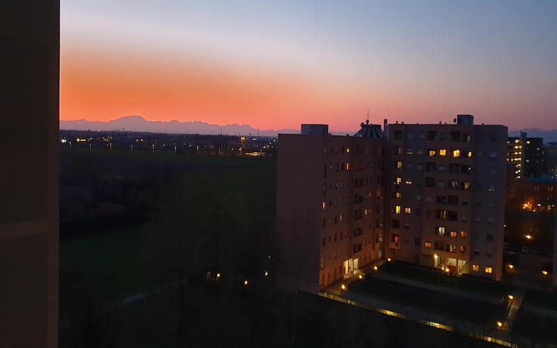 Tramonto del 24 marzo a Cinisello, periodo di quarantena. Un cielo così limpido di solito si vede solo nelle giornate ventose. Foto di Donatella Orfeo