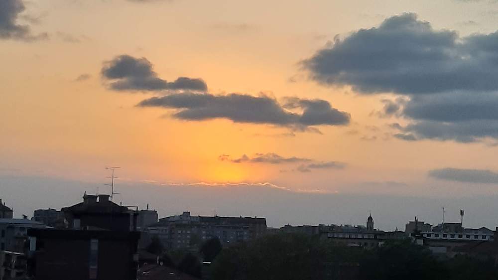 Tramonto dal balcone. Sole dietro le nubi. Foto di Elena Rovati