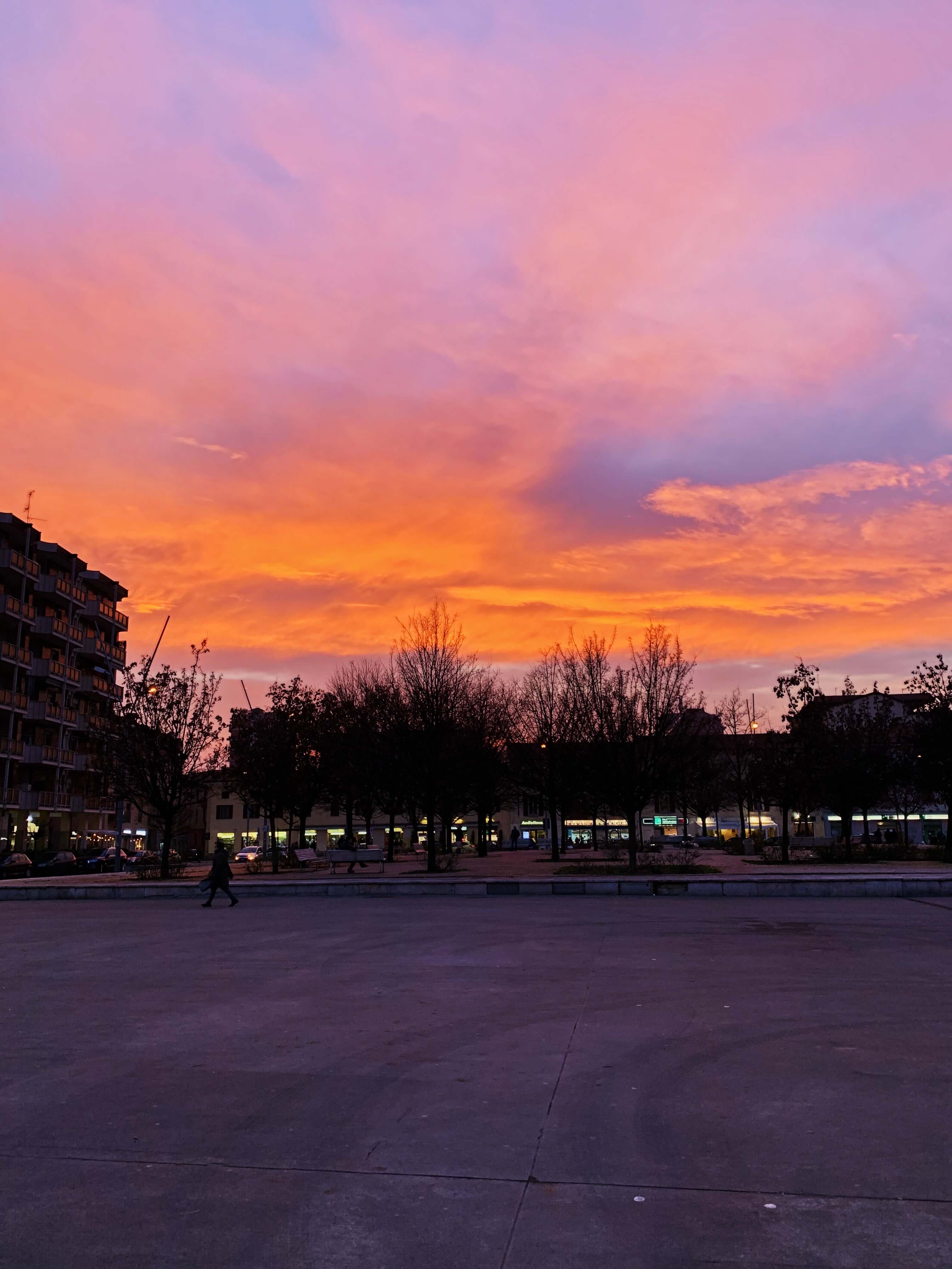 Tramonto su piazza Gramsci. Foto di Alice Musella Tramonto su piazza Gramsci. Foto di Alice Musella