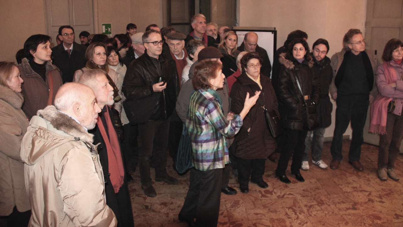 Il pubblico visita la mostra