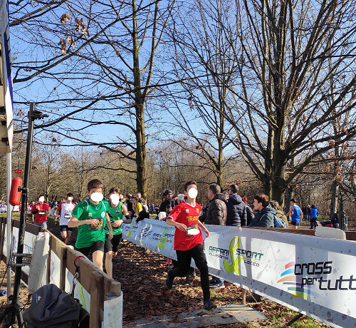 Gli ultimi metri al traguardo del Cross per tutti 2025