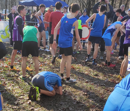 La stanchezza dopo il traguardo al Cross per tutti 2025
