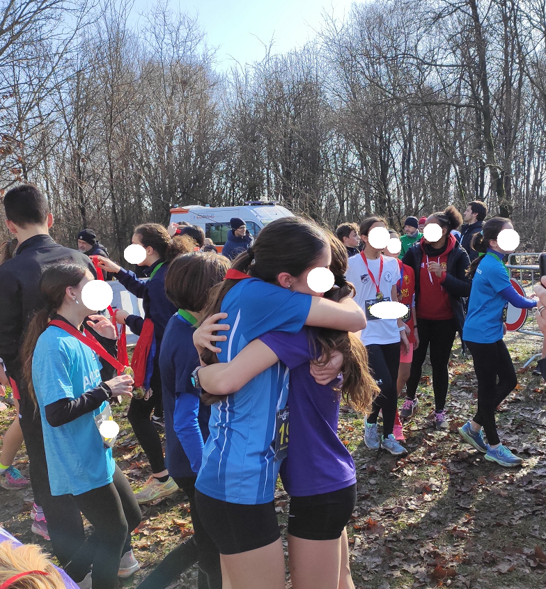 Gli abbracci e le lacrime, anche per scaricare la tensione, all’arrivo del Cross per tutti 2025