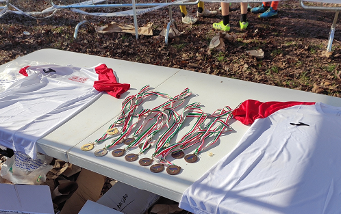 Le medaglie dei primi 5 classificati maschi e femmine del Cross per Tutti 2025