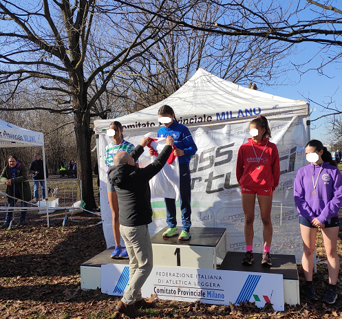 L’assessore allo sport Malavolta premia le ragazze giunte ai primi posti del Cross per tutti