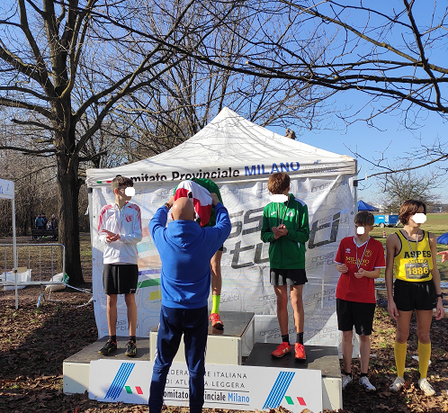Il campione Francesco Panetta premia i ragazzi giunti ai primi posti del Cross per tutti