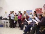 E' il momento dell'esibizione canora E' il momento dell'esibizione canora
